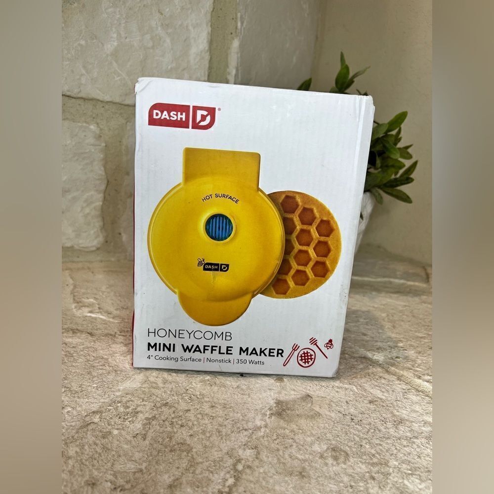Dash Mini 4" Waffle Maker Non Stick  350 Watts bee yellow honeycomb
